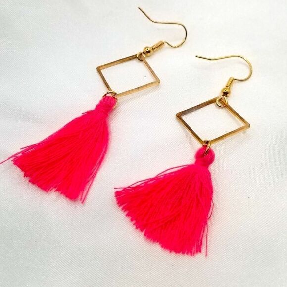 Gold toned light weight pink Dangle tassel thread earrings. - Picture 1 of 4